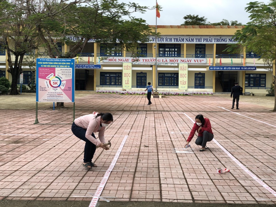 Gi&aacute;o vi&ecirc;n trường THCS L&ecirc; Hồng Phong kẻ &ocirc;, ph&acirc;n luồng học sinh&nbsp; để chuẩn bị cho việc tổ chức dạy, học trực tiếp.