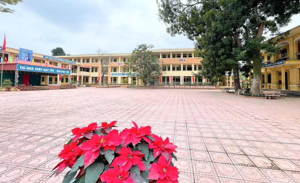 Trường Tiểu học Ph&uacute; Sơn được dọn dẹp sạch sẽ, sẵn s&agrave;ng đ&oacute;n học sinh trở lại trường.