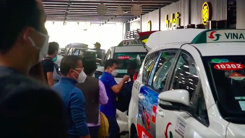 Nhiều&nbsp;h&agrave;nh kh&aacute;ch phản &aacute;nh bị taxi, xe c&ocirc;ng nghệ tại s&acirc;n bay T&acirc;n Sơn Nhất "h&eacute;t gi&aacute;".&nbsp;(Ảnh:&nbsp;Tiểu Th&uacute;y)