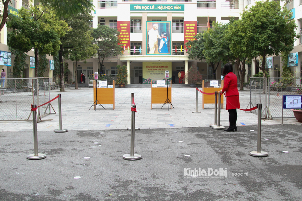 Trường THCS Dịch Vọng Hậu ph&acirc;n luồng ngay từ cổng khi học sinh tới trường.