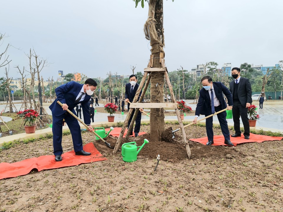 L&atilde;nh đạo quận Long Bi&ecirc;n tại Lễ ph&aacute;t động Tết trồng c&acirc;y Xu&acirc;n Nh&acirc;m Dần 2022.