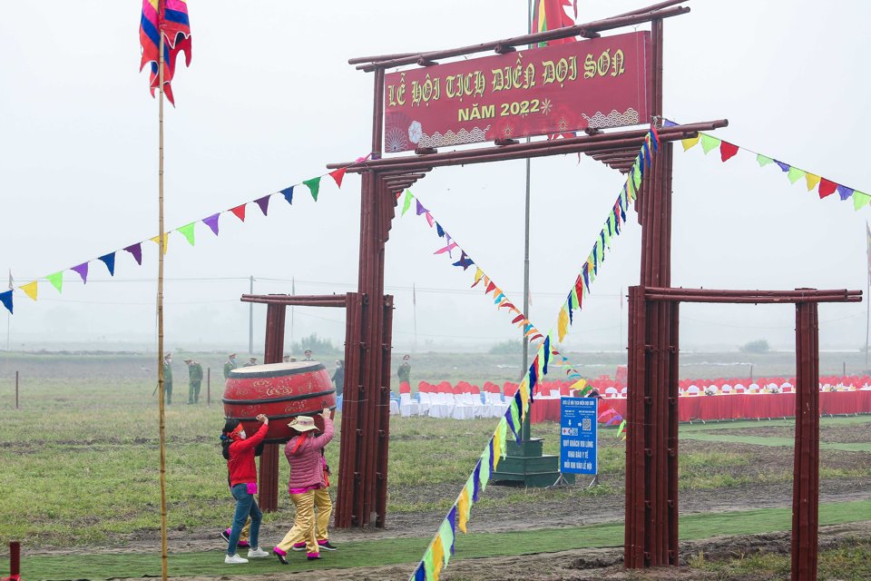 Trong đ&oacute; phần lễ, ng&agrave;y m&ugrave;ng 5 Tết c&oacute; lễ c&aacute;o yết; ng&agrave;y m&ugrave;ng 6 Tết c&oacute; lễ rước nước, lễ s&aacute;i tịnh v&agrave; lễ cầu an; ng&agrave;y m&ugrave;ng 7 Tết ch&iacute;nh hội c&oacute; lễ rước kiệu vua L&ecirc; Đại H&agrave;nh, lễ rước th&agrave;nh ho&agrave;ng v&agrave; Tổ nghề trống l&agrave;ng Đọi Tam về s&acirc;n lễ Tịch điền; m&agrave;n m&uacute;a trống khai hội, m&uacute;a rồng mừng hội, đọc văn tr&igrave;nh, lễ d&acirc;ng hương, c&ocirc;ng bố trao bằng x&atilde; đạt ti&ecirc;u ch&iacute; n&ocirc;ng th&ocirc;n mới kiểu mẫu; Giấy chứng nhận sản phẩm OCOP tỉnh H&agrave; Nam v&agrave; nghi tr&igrave;nh c&agrave;y Tịch điền.