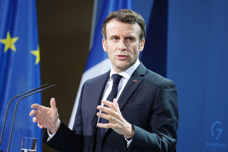 Tổng thống Ph&aacute;p Emmanuel Macron đ&atilde; bắt đầu chuyến thăm Nga. Ảnh: Reuters.