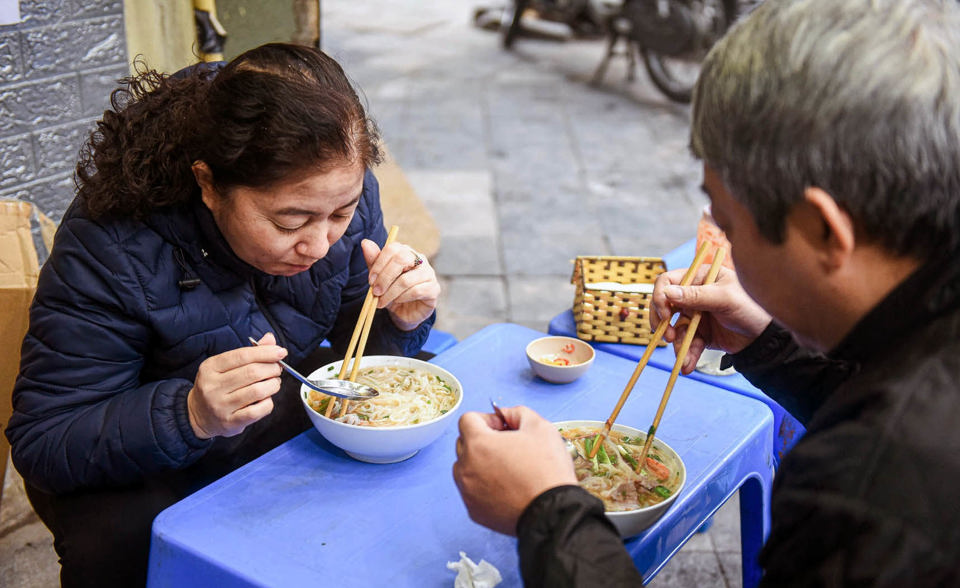 Người d&acirc;n ăn phở tr&ecirc;n khu vực phố cổ quận Ho&agrave;n Kiếm