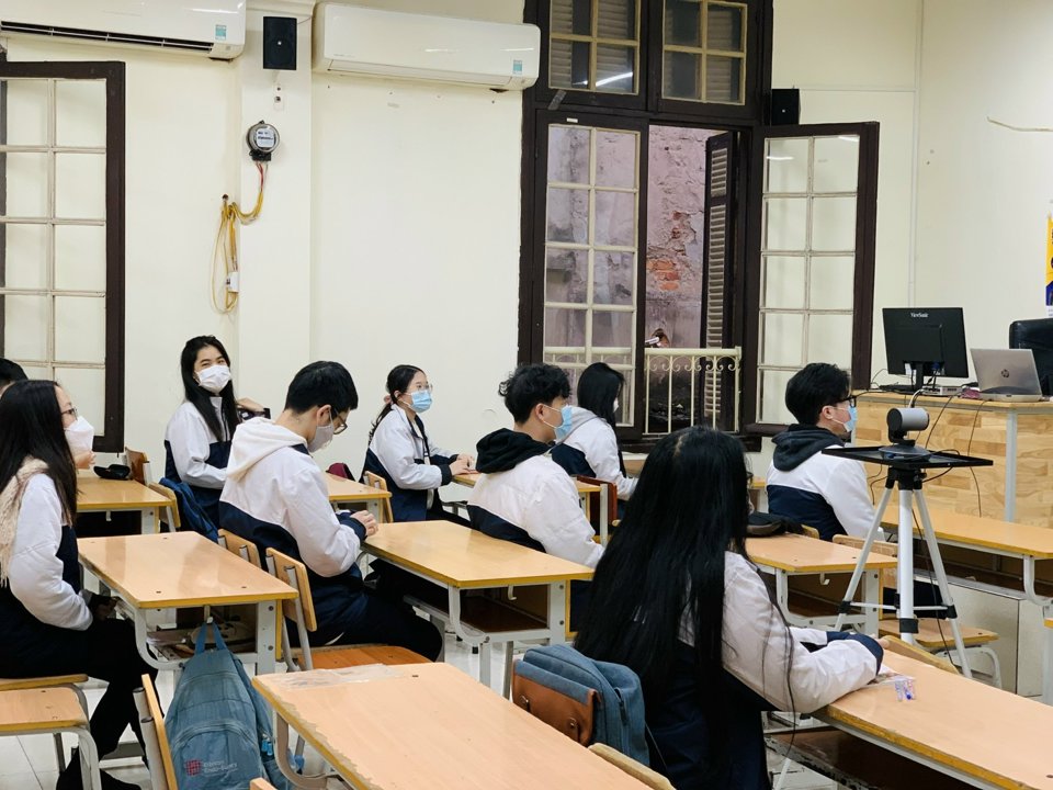 Không gian lớp học trường THPT Phan Đình Phùng có thêm thiết bị kết nối trực tuyến