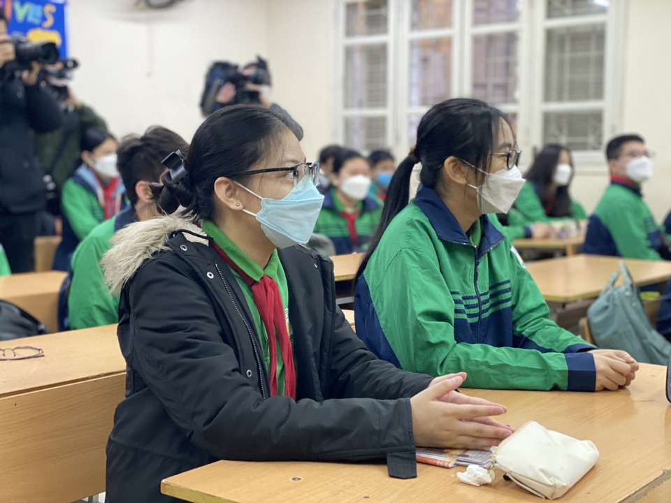 100% học sinh đeo khẩu trang trước, trong và sau giờ học (trong ảnh: Học sinh trường THCS Nguyễn Tri Phương, quận Ba Đình)
