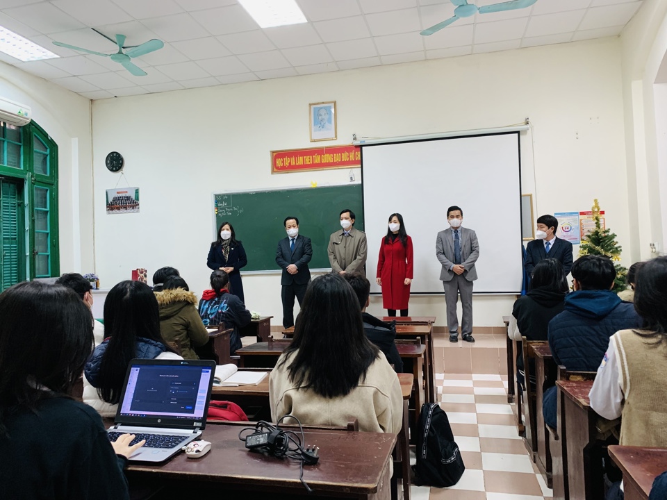 Giám đốc Sở GD&ĐT Trần Thế Cương cùng đoàn công tác Sở GD&ĐT và quận Tây Hồ kiểm tra công tác dạy học trực tiếp tại trường THPT Chu Văn An (quận Tây Hồ)
