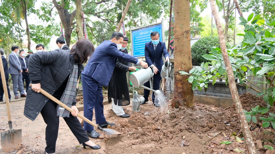 L&atilde;nh đạo huyện Ph&uacute;c Thọ tham gia trồng c&acirc;y tại Di t&iacute;ch quốc gia đặc biệt đền H&aacute;t M&ocirc;n. Ảnh: T&ugrave;ng Nguyễn.