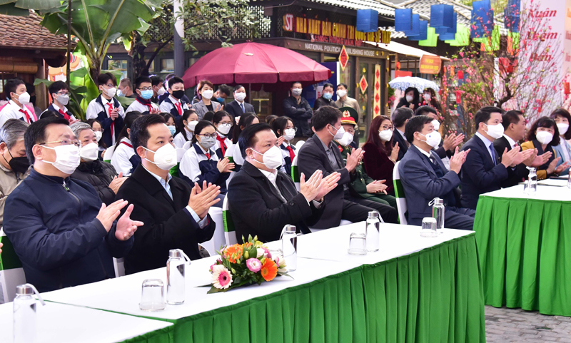 B&iacute; thư Th&agrave;nh ủy H&agrave; Nội Đinh Tiến Dũng v&agrave; c&aacute;c đại biểu dự lễ ph&aacute;t động &ldquo;Tết trồng c&acirc;y đời đời nhớ ơn B&aacute;c Hồ&rdquo; Xu&acirc;n Nh&acirc;m Dần 2022 của quận Ho&agrave;n Kiếm