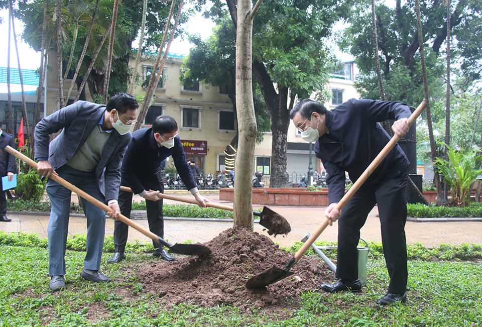 Chủ tịch UBND TP H&agrave; Nội Chu Ngọc Anh c&ugrave;ng c&aacute;c đại biểu trồng c&acirc;y tại vườn hoa Pasteur (phường Phạm Đ&igrave;nh Hổ, quận Hai B&agrave; trưng).