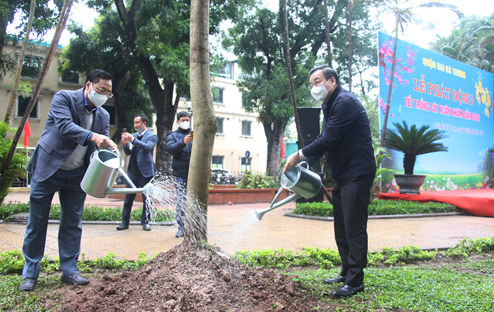Chủ tịch UBND TP H&agrave; Nội Chu Ngọc Anh trồng c&acirc;y tại vườn hoa Pasteur (phường Phạm Đ&igrave;nh Hổ, quận Hai B&agrave; trưng).