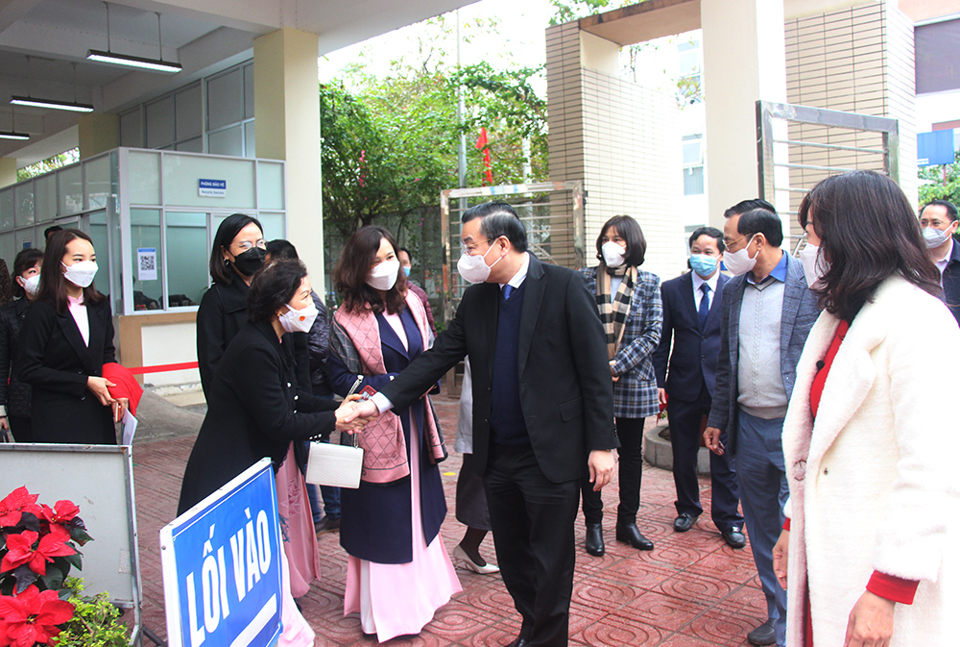 Chủ tịch UBND TP Chu Ngọc Anh đến thăm c&aacute;n bộ, gi&aacute;o vi&ecirc;n, học sinh trường THCS L&ecirc; Ngọc H&acirc;n.