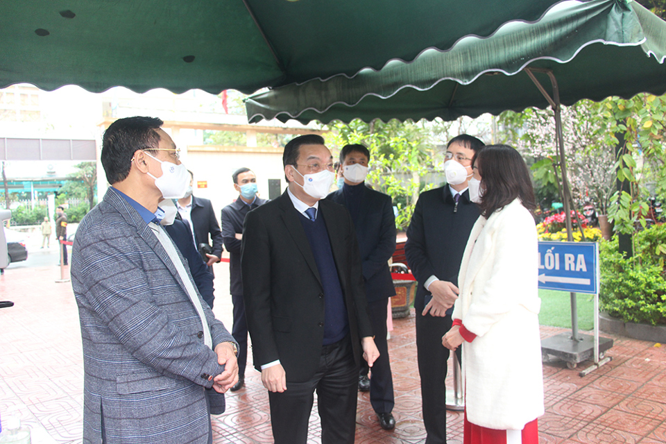 Chủ tịch UBND TP Chu Ngọc Anh đ&atilde; thăm quan cơ sở vật chất tại trường THCS L&ecirc; Ngọc H&acirc;n