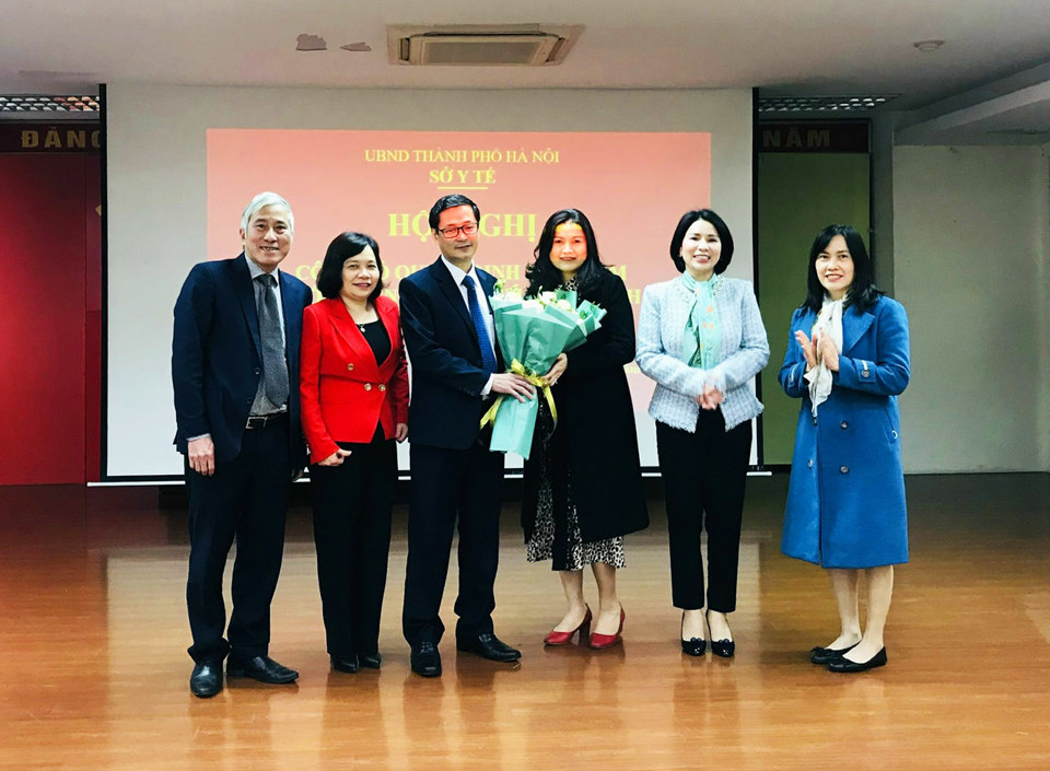 Gi&aacute;m đốc CDC H&agrave; Nội Trương Quang Việt (ảnh giữa) nhận hoa ch&uacute;c mừng.