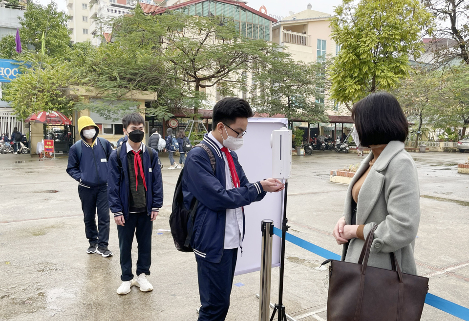 Học sinh khi đến trường đều được đo th&acirc;n nhiệt, s&aacute;t khuẩn để đảm bảo c&ocirc;ng t&aacute;c ph&ograve;ng chống dịch.