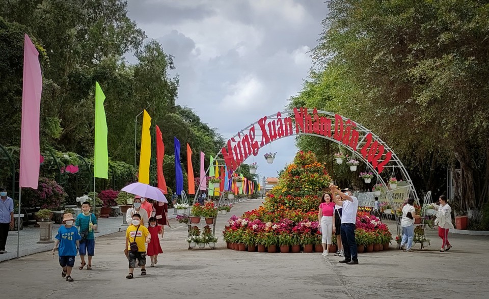 Du kh&aacute;ch tham quan, chụp ảnh tr&ecirc;n đường phố Bạc Li&ecirc;u. Ảnh: Ho&agrave;ng Qu&acirc;n