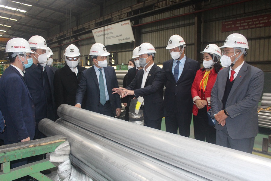 Chủ tịch HĐND TP Hà Nội Nguyễn Ngọc Tuấn cùng đoàn công tác tham quan Nhà máy sản xuất ống, hộp inox Sơn Hà SSP
