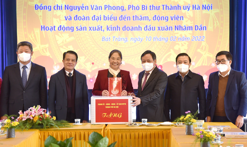 Ph&oacute; B&iacute; thư Th&agrave;nh ủy Nguyễn Văn Phong động vi&ecirc;n, ch&uacute;c Tết Hiệp hội&nbsp;Thủ c&ocirc;ng mỹ nghệ v&agrave; l&agrave;ng nghề H&agrave; Nội.