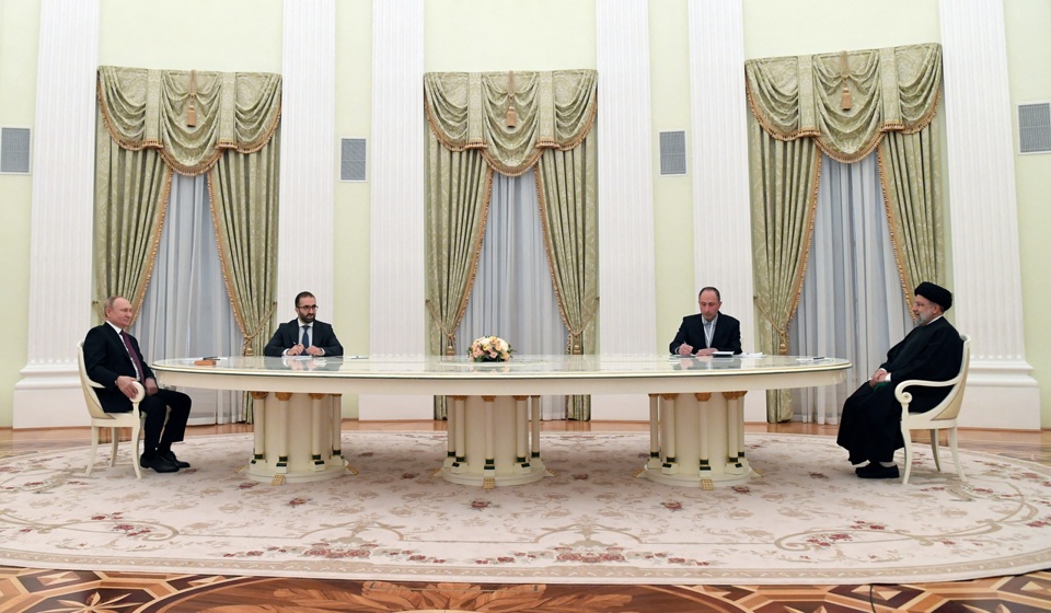 Tổng thống Nga Vladimir Putin gặp&nbsp;Tổng thống Iran Ebrahim Raisi. Ảnh: Reuters