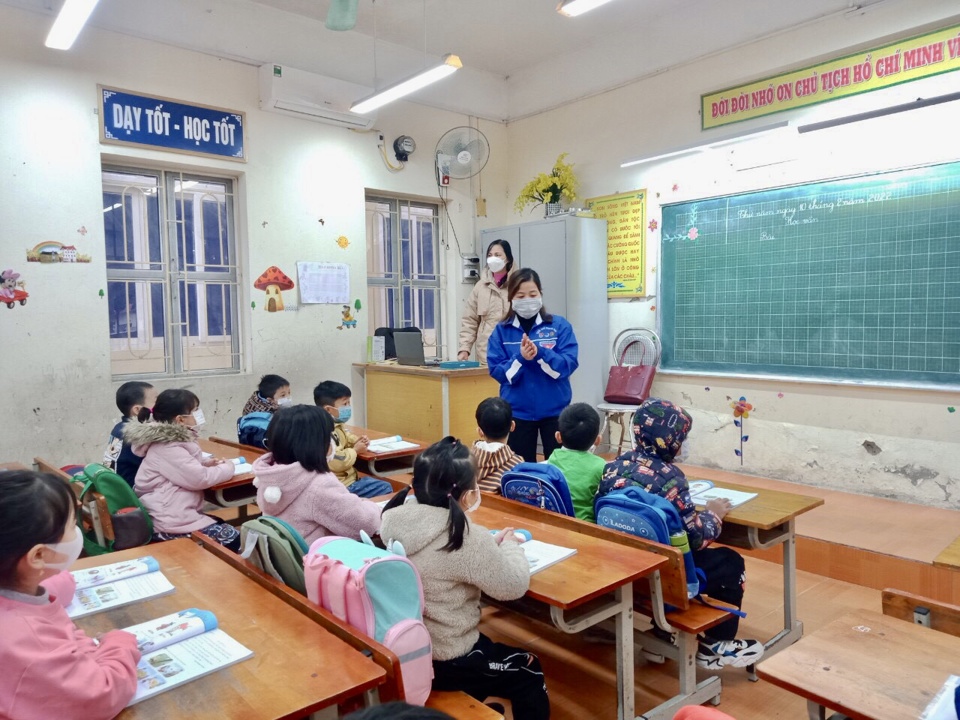 Hướng dẫn học sinh giữ vệ sinh, an to&agrave;n ph&ograve;ng dịch tại trường Tiểu học Tam Hưng.
