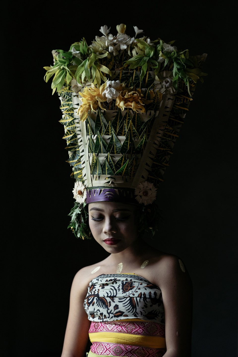 Metha Meiryna, nhiếp ảnh gia Indonesia gi&agrave;nh giải với t&aacute;c phẩm "Điệu nhảy Rejang" .Rejang l&agrave; một điệu nhảy đẹp nhất v&agrave; cũng rất linh thi&ecirc;ng ở Bali, được thể hiện để l&agrave;m vui l&ograve;ng thần linh.