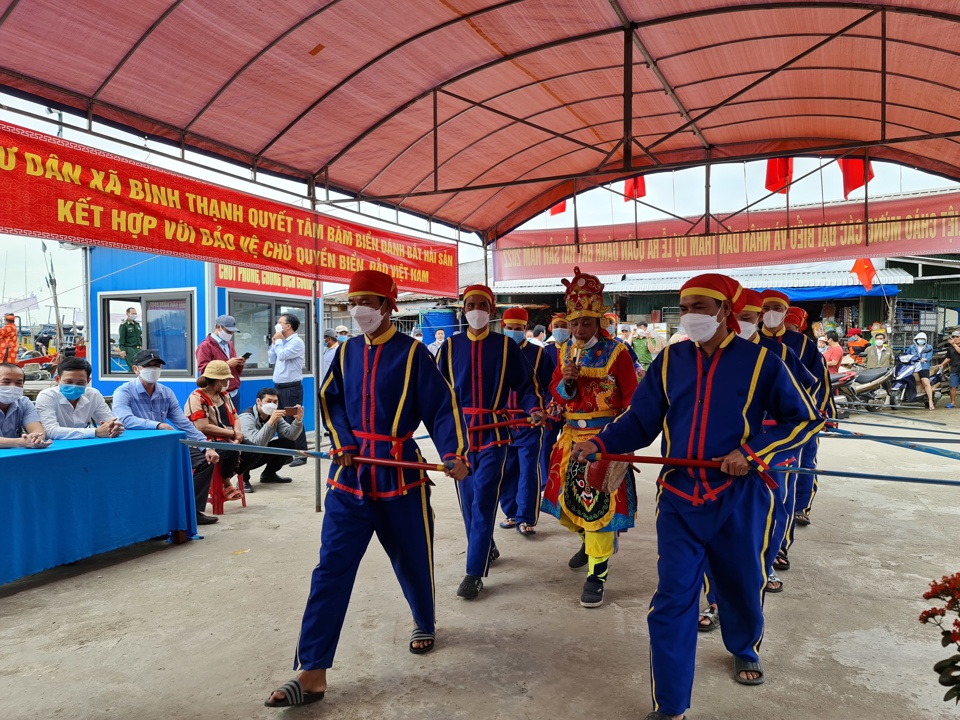 H&aacute;t bả trạo trong lễ hội cầu ngư truyền thống ở l&agrave;ng ch&agrave;i Hải Ninh.