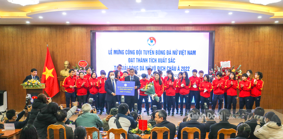 UBND TP H&agrave; Nội trao tặng 1 tỷ đồng cho ĐT nữ Việt Nam.