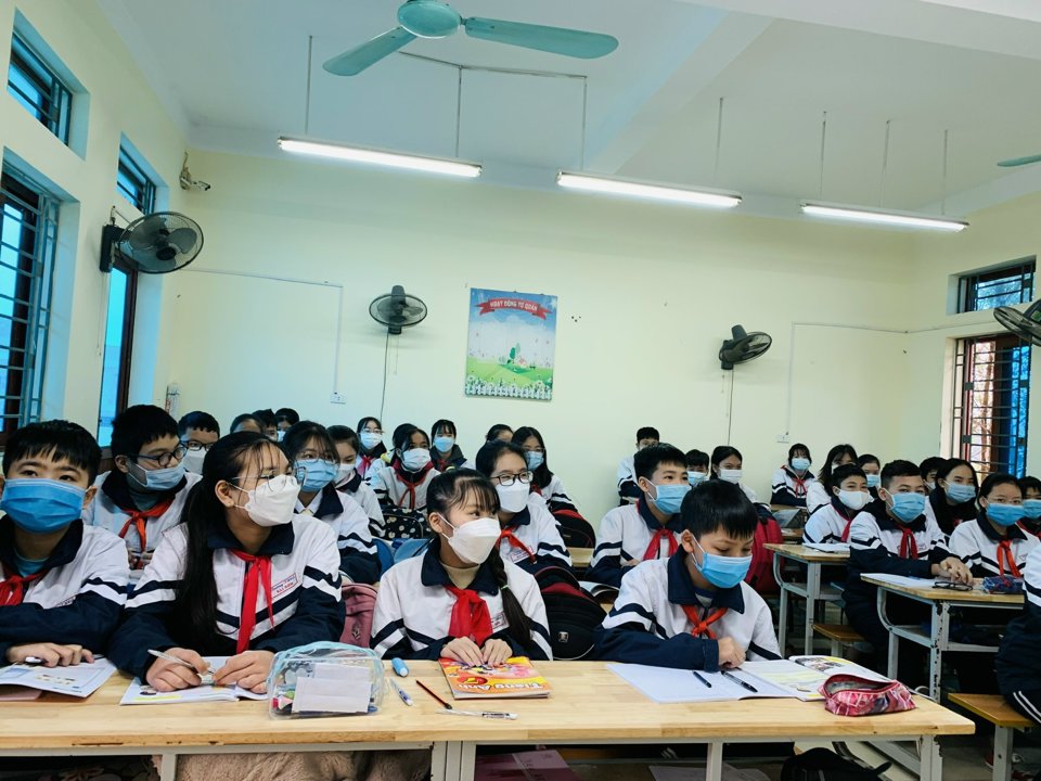 Học sinh trường THCS S&agrave;i Sơn, huyện Quốc Oai trong một giờ học trực tiếp. Ảnh: Điệp Quy&ecirc;n