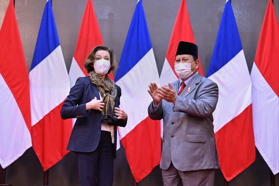 Bộ trưởng Quốc ph&ograve;ng&nbsp;Indonesia Prabowo Subianto (phải) v&agrave; người đồng cấp Ph&aacute;p Florence Parly. Ảnh: Reuters.
