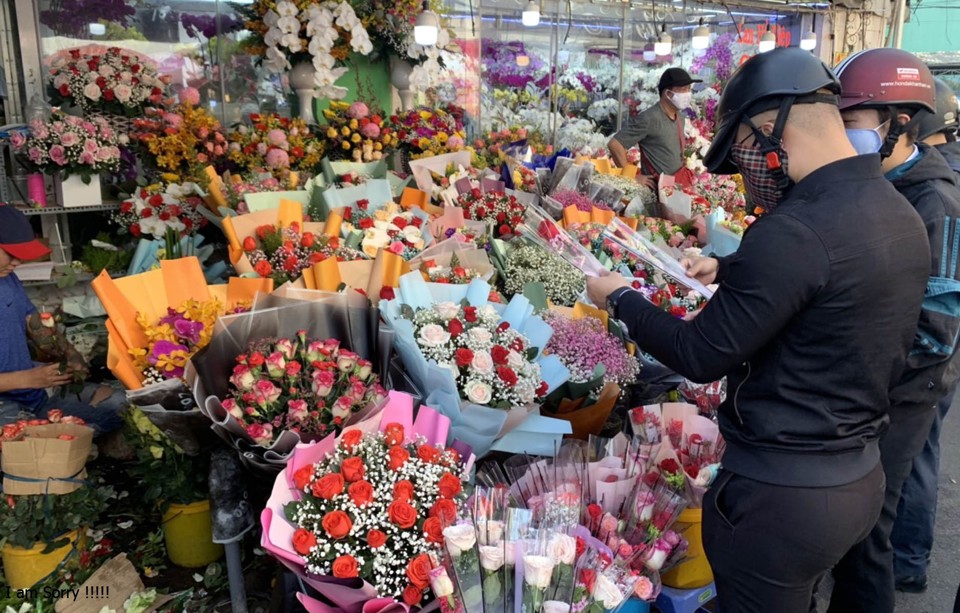 Người ti&ecirc;u d&ugrave;ng mua hoa tặng lễ Valentine&nbsp; tr&ecirc;n phố Phạm Ngọc Thạch ( Đống Đa)