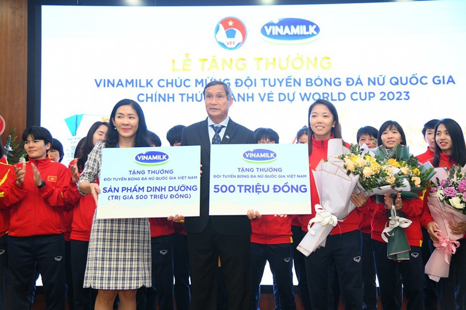 Đại diện Vinamilk trao thưởng cho đội tuyển b&oacute;ng đ&atilde; nữ quốc gia khi lọt v&agrave;o World cup 2023