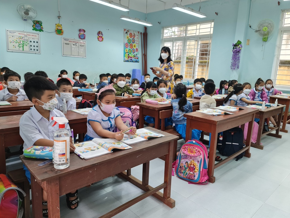 Học sinh lớp 1 ở trường tiểu học Quảng Ph&uacute; II đi học kh&aacute; đầy đủ.