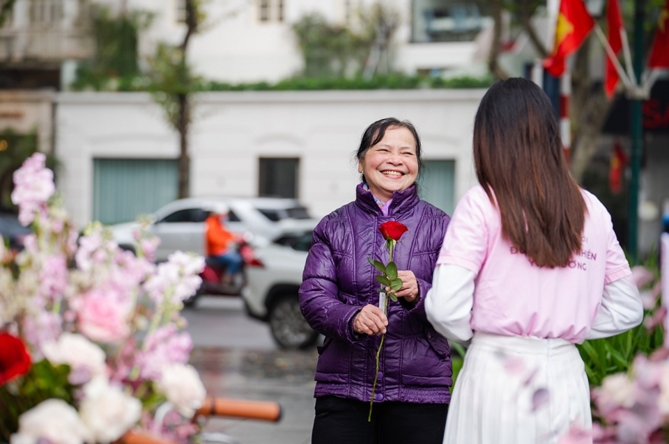 Valentine 2022: Màn tỏ tình ấn tượng nhất thế giới vừa diễn ra tại Hà Nội với 99.999 bông hồng - Ảnh 1