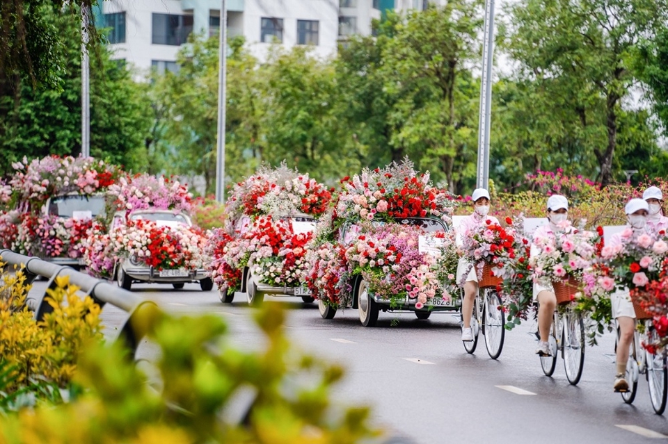 Rừng hoa khổng lồ n&agrave;y được xem như m&agrave;n tỏ t&igrave;nh ấn tượng của Ecopark với h&agrave;ng triệu người k&egrave;m lời tỏ t&igrave;nh c&oacute; thể đốn tim bất cứ ai. &ldquo;Về với Ecopark đi, để 365 ng&agrave;y được thi&ecirc;n nhi&ecirc;n y&ecirc;u thương trọn vẹn. Với Ecopark, 99.999 b&ocirc;ng hồng chưa xi nh&ecirc; g&igrave;! Về đ&acirc;y, mỗi ng&agrave;y bạn sẽ thức dậy với một triệu b&ocirc;ng hồng xung quanh m&igrave;nh! V&agrave; t&igrave;nh y&ecirc;u rực rỡ!&rdquo;.