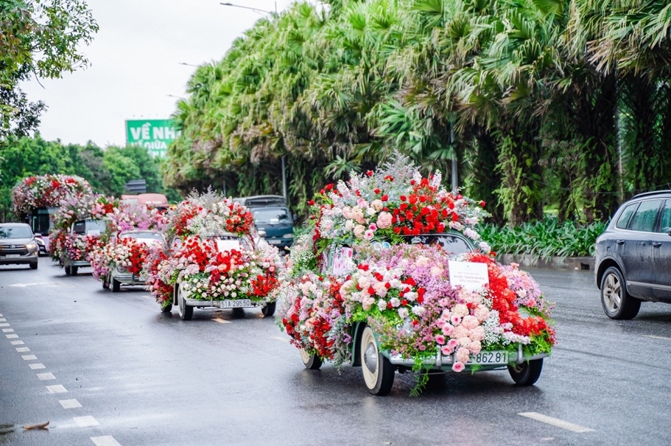 Rừng hoa khổng lồ n&agrave;y được Ecopark tạo th&agrave;nh bởi 99.999 b&ocirc;ng hồng v&agrave; trang tr&iacute; tr&ecirc;n những chiếc xe đạp, xe cổ v&agrave; bus 2 tầng xinh xắn.