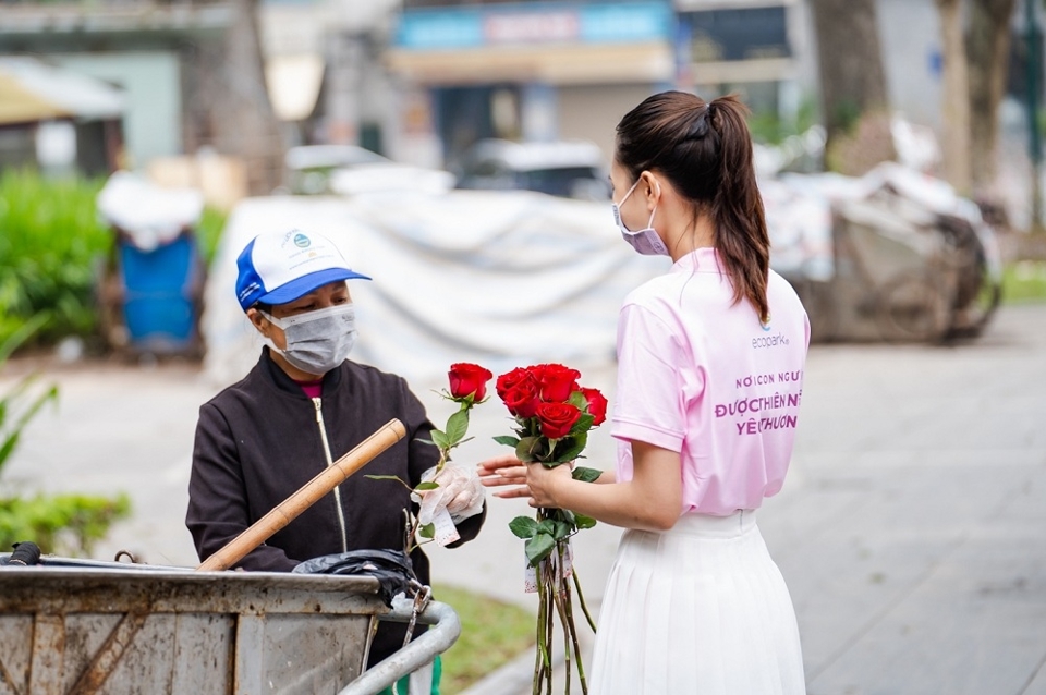 Valentine 2022: Màn tỏ tình ấn tượng nhất thế giới vừa diễn ra tại Hà Nội với 99.999 bông hồng - Ảnh 3