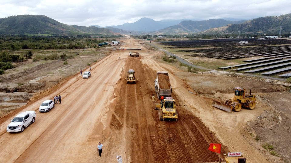 Theo Ban quản l&yacute; dự &aacute;n đường Hồ Ch&iacute; Minh, hiện việc thi c&ocirc;ng nền đường đạt 30,5/49,1 km, c&ograve;n khối lượng thi c&ocirc;ng đạt gần 17%, đảm bảo so với tiến độ tổng thể của dự &aacute;n.