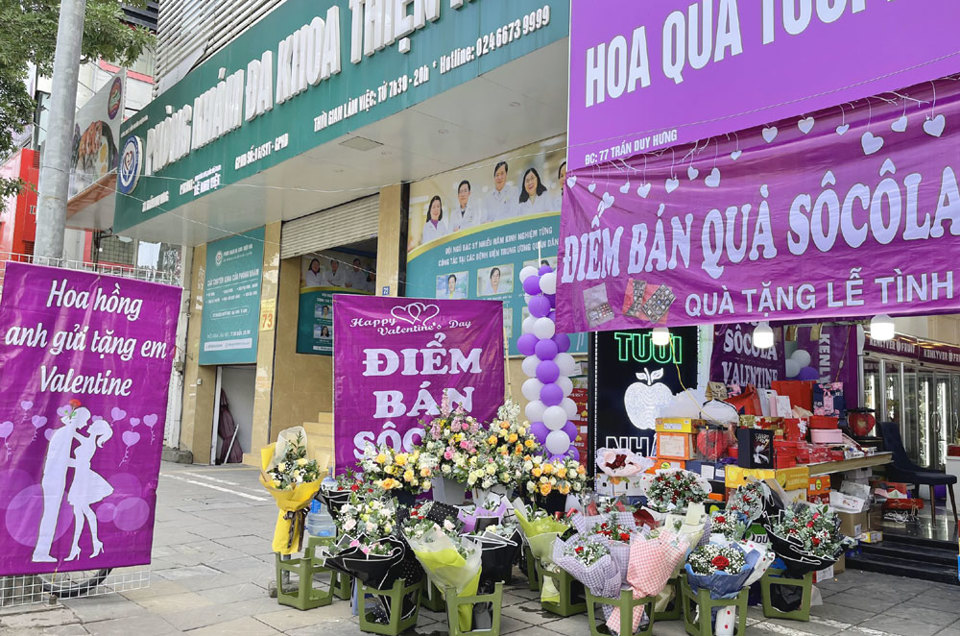 Cửa h&agrave;ng hoa tr&ecirc;n đường Nguyễn Ch&iacute; Thanh vắng người mua.