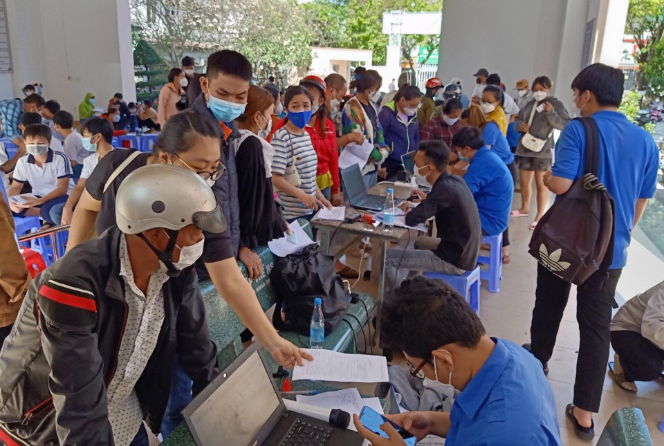Phụ huynh c&ugrave;ng đưa học sinh tại tỉnh Đồng Nai đi ti&ecirc;m ngừa vaccine Covid-19, nay họ c&ugrave;ng đưa con đến trường học trực tiếp sau 8 th&aacute;ng học online tại nh&agrave;
