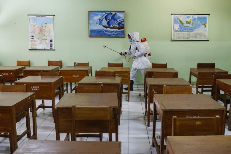 Khử khuẩn lớp học để chuẩn bị đ&oacute;n học sinh trở lại trường tại Jakarta, Indonesia. Ảnh: EPA