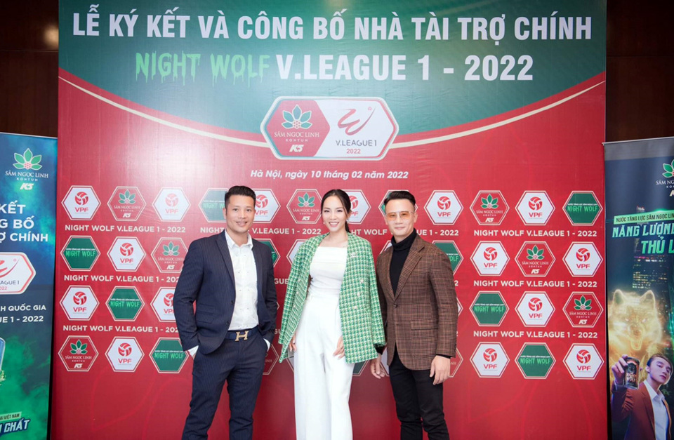 Ca sĩ Ho&agrave;ng B&aacute;ch c&ugrave;ng vợ- cựu người mẫu Đo&agrave;n Thanh Thảo tại sự kiện.