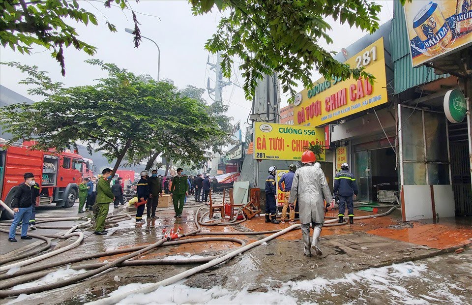 Ngăn cháy lan kịp thời vụ hỏa hoạn lớn trên đường Nguyễn Xiển - Ảnh 1