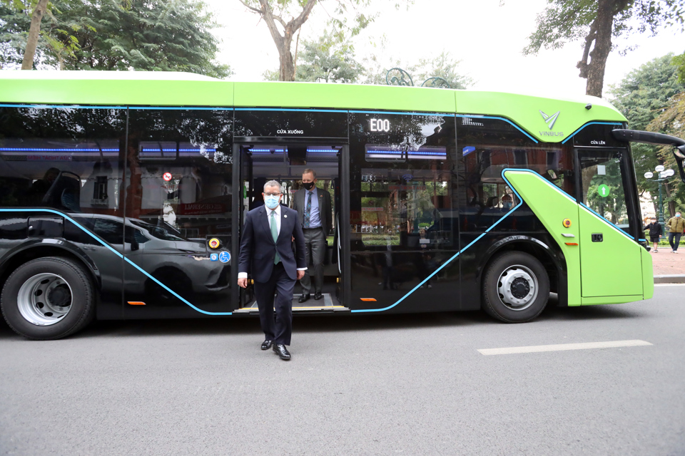 Chủ tịch COP26 Alok Sharma trải nghiệm xe bus điện tại H&agrave; Nội. Ảnh: ĐSQ