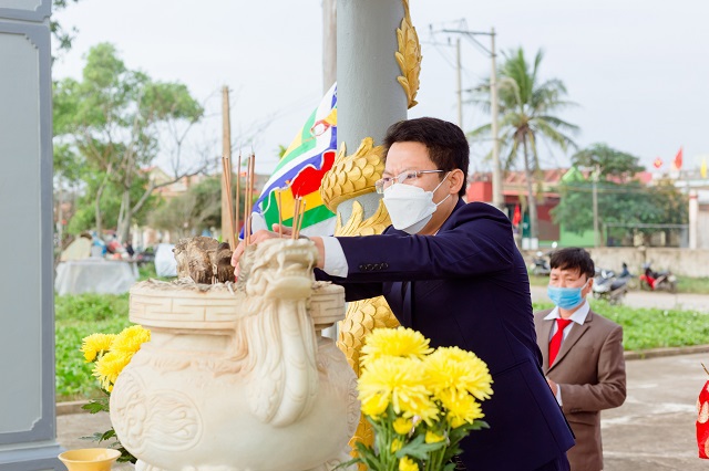 Chủ tịch UBND x&atilde; Cảnh Dương Đồng Vinh Quang cho biết: &ldquo;Lễ hội cầu ngư mang t&iacute;nh chất đời sống văn h&oacute;a t&acirc;m linh của người d&acirc;n Cảnh Dương c&oacute; từ rất l&acirc;u rồi. Cứ v&agrave;o ng&agrave;y Rằm th&aacute;ng Gi&ecirc;ng h&agrave;ng năm địa phương thường tổ chức lễ hội cầu ngư. Lễ hội n&agrave;y cũng l&agrave; dịp để &nbsp;tuy&ecirc;n truyền cho nh&acirc;n d&acirc;n v&agrave; c&aacute;c chủ t&agrave;u thuyền vừa tham gia đ&aacute;nh bắt hải sản vừa phải bảo vệ chủ quyền biển đảo của Tổ quốc; thực hiện hiệp định đ&aacute;nh bắt c&aacute; chung, kh&ocirc;ng x&acirc;m phạm v&ugrave;ng biển nước ngo&agrave;i v&agrave; thực hiện nghi&ecirc;m việc cấm khai th&aacute;c IUU.&rdquo;