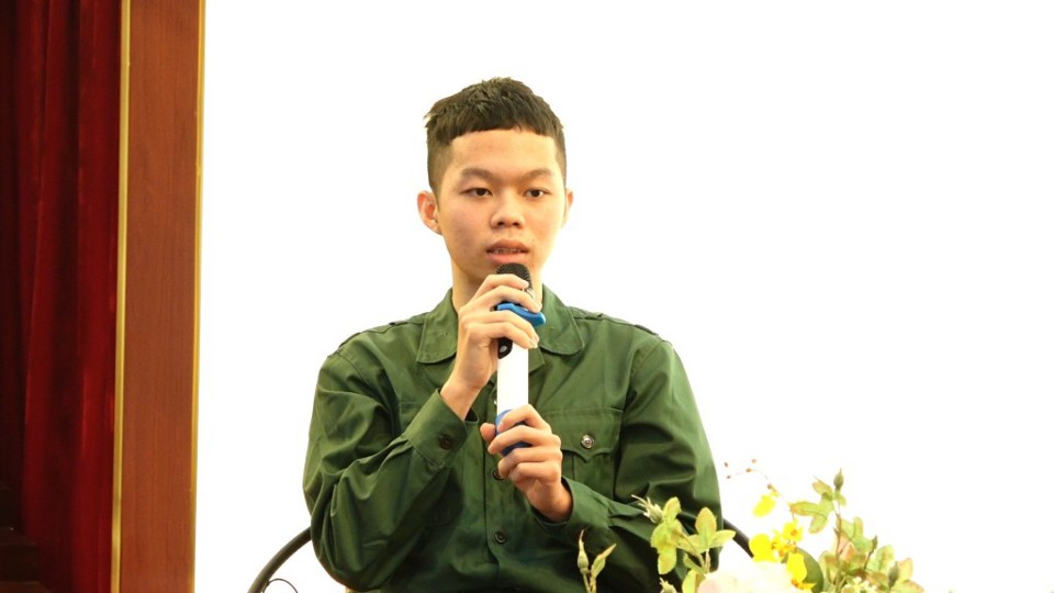 T&acirc;n binh Nguyễn Duy Hưng chia sẻ tại buổi tọa đ&agrave;m.