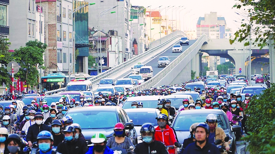 &Ugrave;n tắc giao th&ocirc;ng tr&ecirc;n đường Trường Chinh - Ng&atilde; Tư Sở. Ảnh: Minh Hiếu