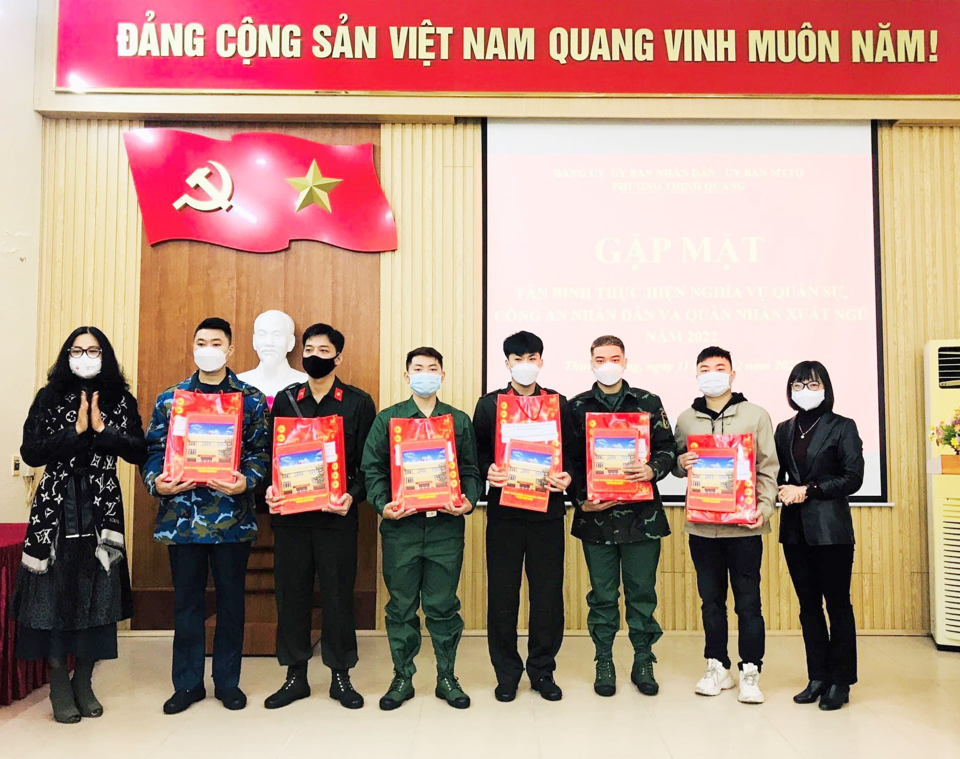 Phường Thịnh Quang (quận Đống Đa) tổ chức gặp mặt, tặng qu&agrave; động vi&ecirc;n t&acirc;n binh.