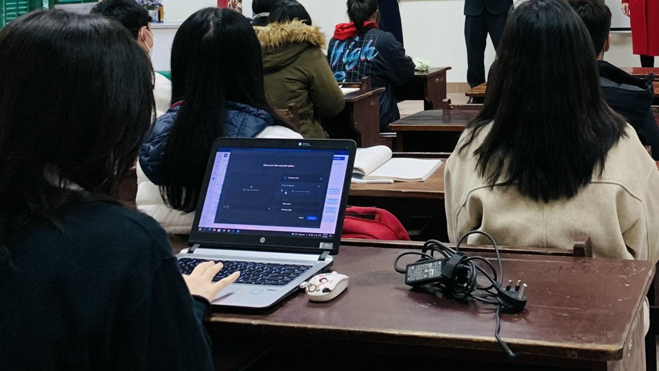 Học sinh mang máy tính đến lớp học  để kết nối với cô giáo là F0- dạy trực tuyến (ảnh minh họa)