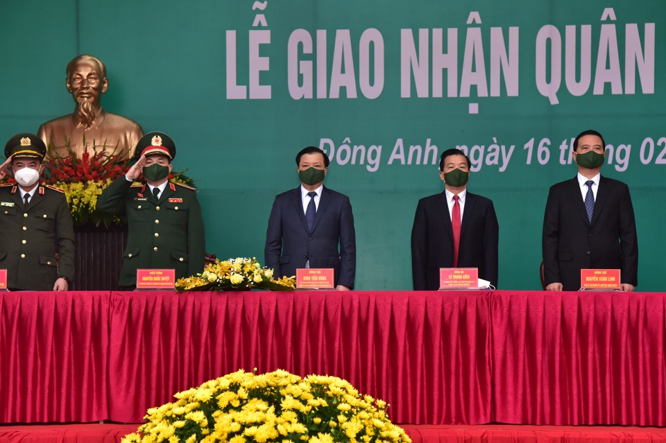 B&iacute; thư Th&agrave;nh ủy H&agrave; Nội Đinh Tiến Dũng&nbsp;dự lễ giao, nhận qu&acirc;n năm 2022 tại huyện Đ&ocirc;ng Anh. Ảnh: Thanh Hải