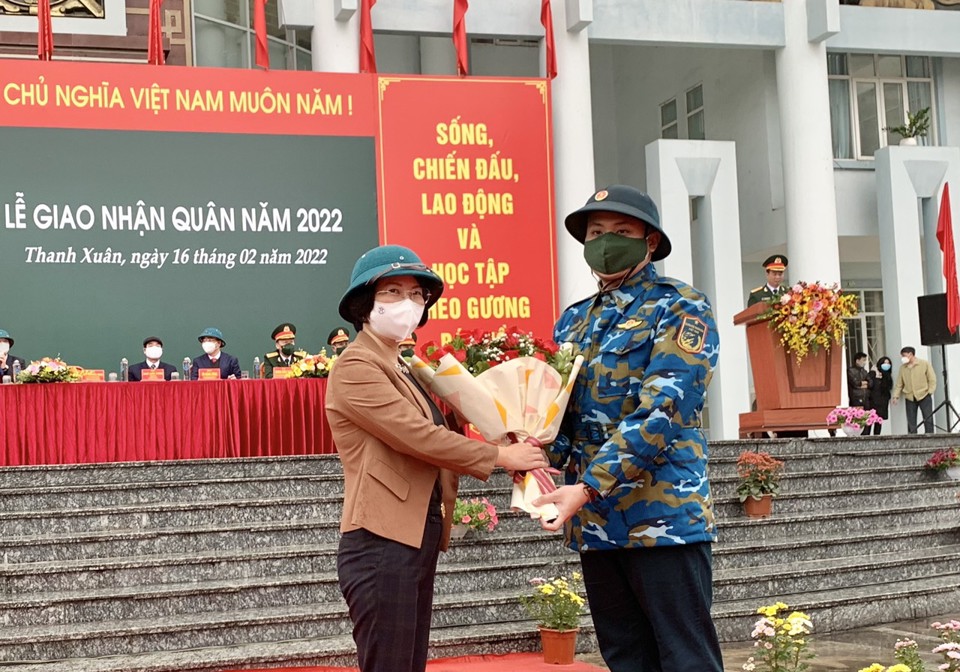 Trưởng Ban Tuy&ecirc;n gi&aacute;o Th&agrave;nh ủy H&agrave; Nội B&ugrave;i Huyền Mai tặng hoa cho&nbsp;t&acirc;n binh Trần Phong Sơn (phường Khương Mai) &nbsp;